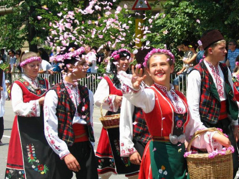 Bulgaria: Rose picking in the Valley of roses - program 3
